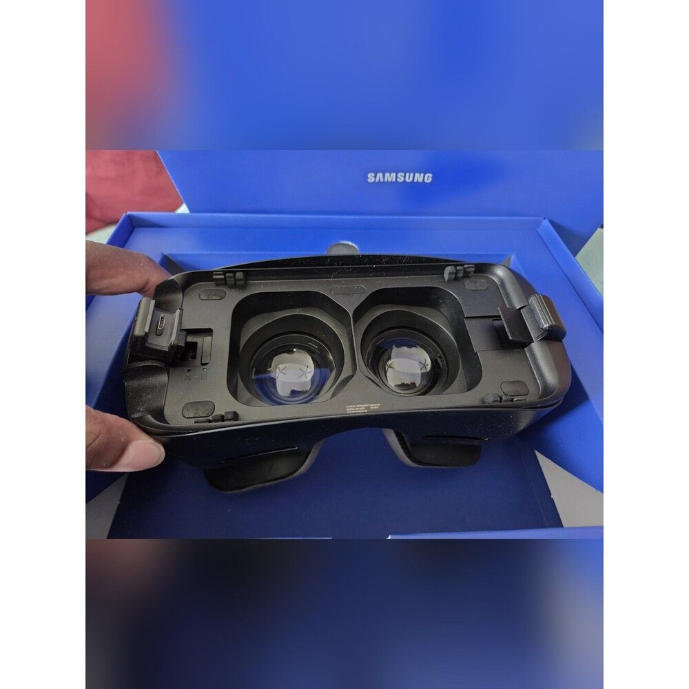 Samsung VR Headset Oculus SM-R323